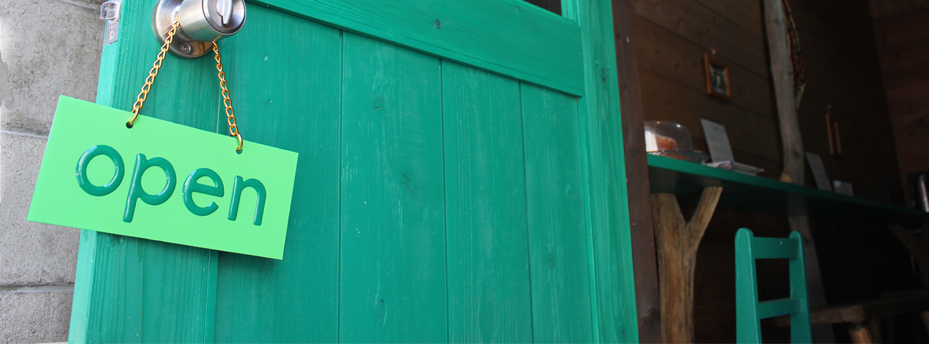 カフェグリーンドア外観 目印のグリーンのドア