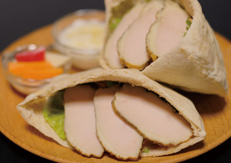 自家製スモークチキンピタサンドイッチ