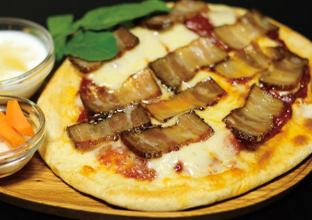 自家製スモークベーコンピタピザ